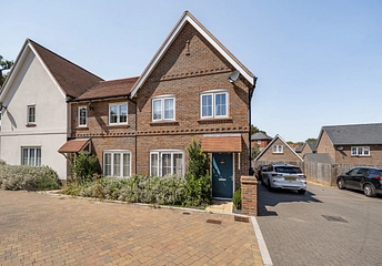 3 bedroom house for sale - Postchaise Close, Hook, Hampshire, RG27